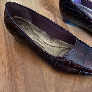 Shoes by soft style a Hush Puppies company , soft delight